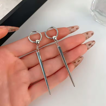 Punkowa Rebelia" – Długie kolczyki wiszące ćwiek