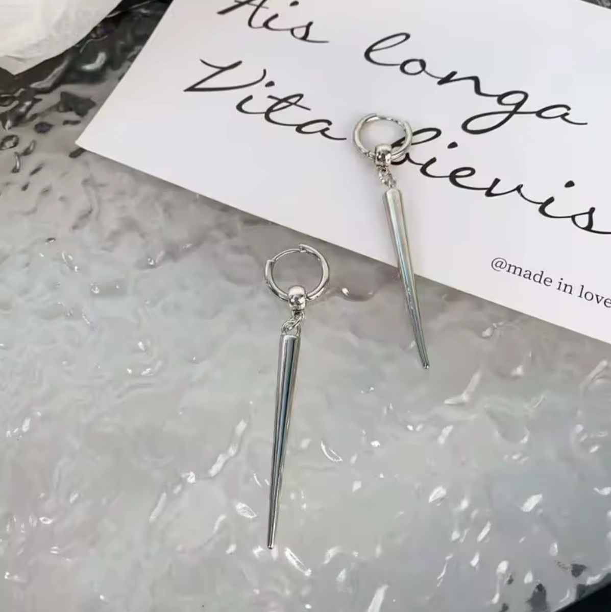 Punkowa Rebelia" – Długie kolczyki wiszące ćwiek