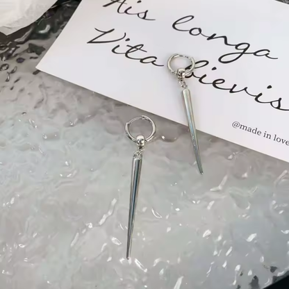 Punkowa Rebelia" – Długie kolczyki wiszące ćwiek